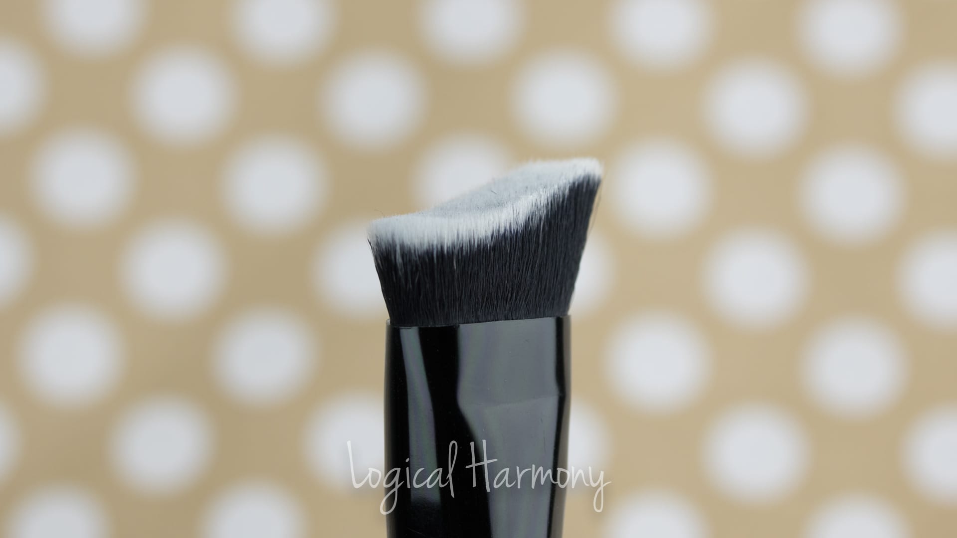 How to Use a Face Sculpting Brush? Makeup Analysis